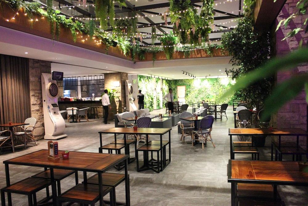 Swiss-Belinn Karawang Zewnętrze zdjęcie